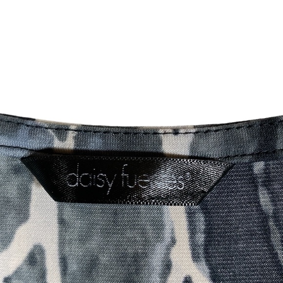 DAISY FUENTES Gathered Front V-Neck Short Sleeve Tee - Picture 4 of 5